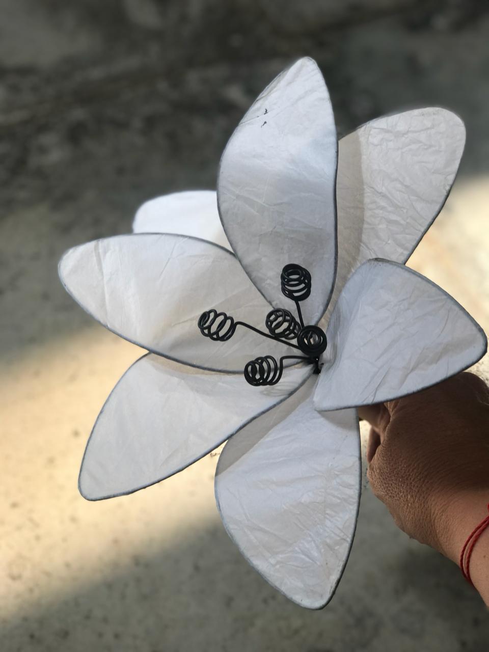 clase flores con alambre y papel - Imagen 2